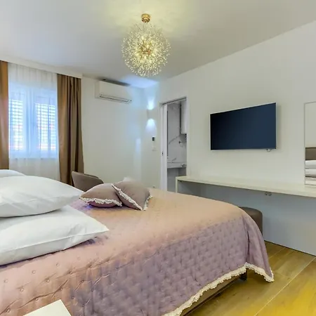 Irini Luxury Oda ve Kahvaltı 4*